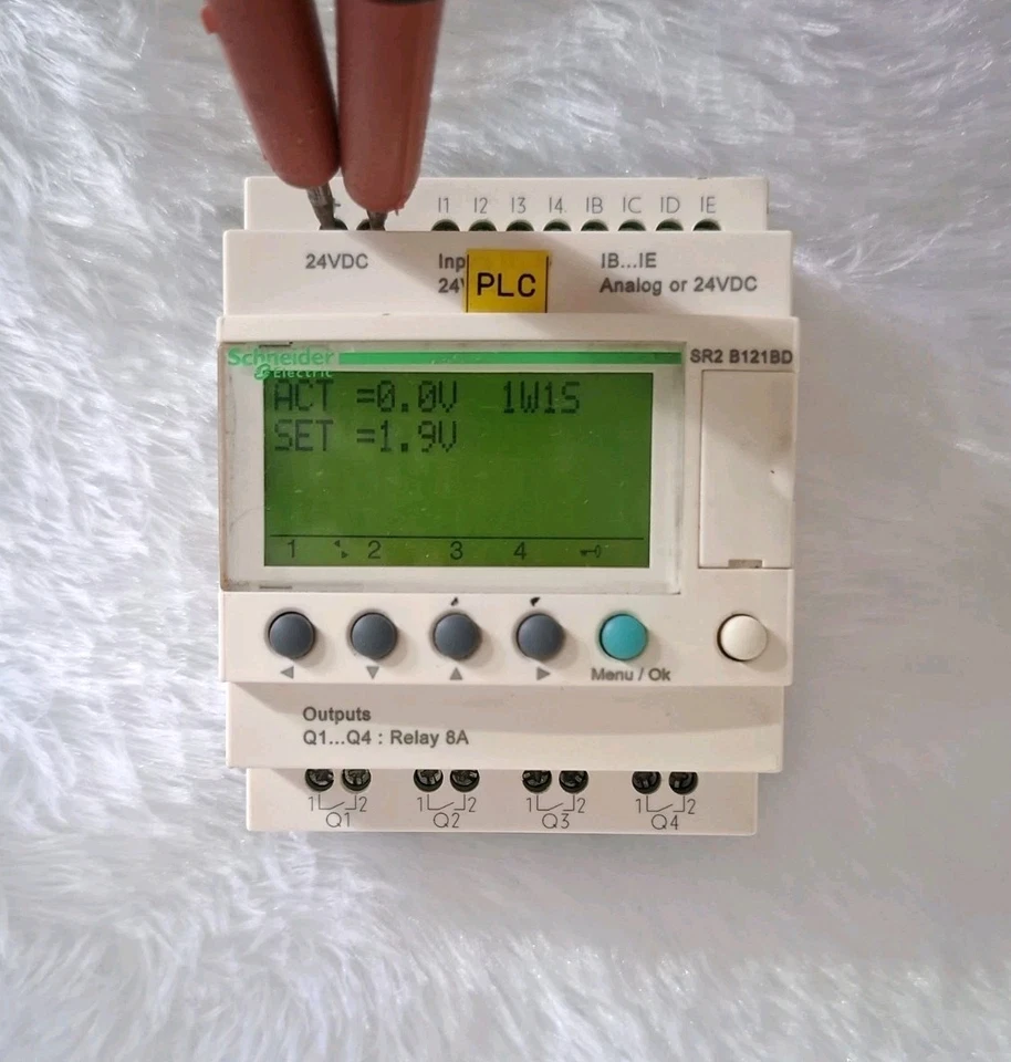 Used Schneider Zelio SR2 B121BD 24VDC Logic Relay SR2B121BD Fast Ship